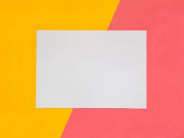 Yaratıcı geometrik düz arka plan yattı. Sarı ve pembe renk pa