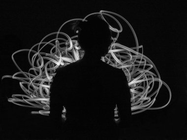 Beyaz ışık çizgiler karşı kadın siluet soyut arka plan. Sinirler, enerji, meditasyon kavramı. Fütüristik parlayan yol