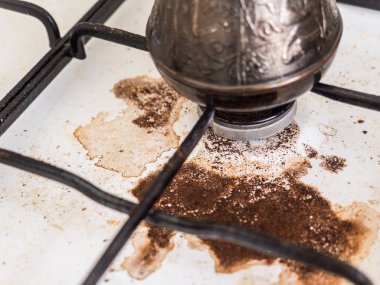 Doğal kahve pişirme. Olay mutfakta. Turk kahve gaz sobası üzerinde uzak haşlanmış. Kirli soba.