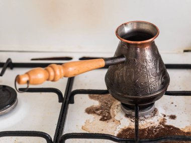 Doğal kahve pişirme. Olay mutfakta. Turk kahve gaz sobası üzerinde uzak haşlanmış. Kirli soba.