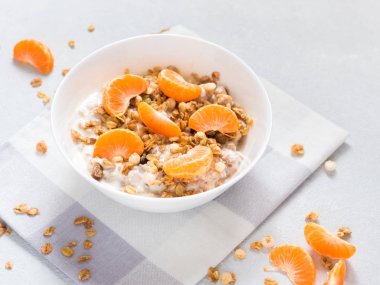Sağlıklı kahvaltı. Tropikal meyve, taze tang ile Pişmiş müsli