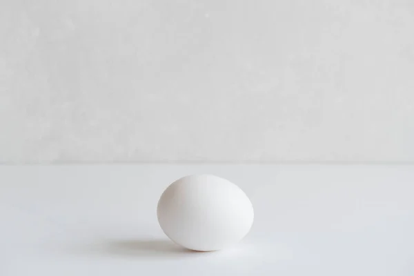 Paskalya minimalist bir kavramdır. Beyaz arka planda beyaz tavuk yumurtası