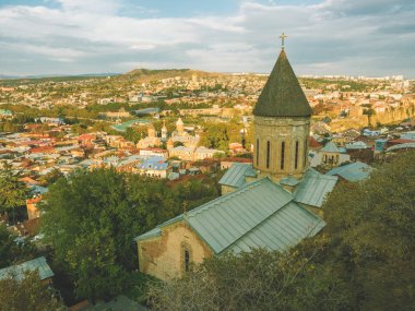 Gün batımında sonbaharda Eski Şehir Tiflis'e dağdan güzel panoramik manzara. Gürcistan
