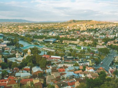 Gün batımında sonbaharda Eski Şehir Tiflis'e dağdan güzel panoramik manzara. Gürcistan