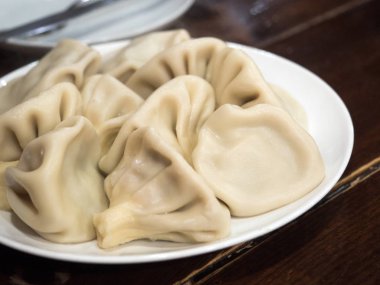 Asya mutfağı. Beyaz bir tabakta Satsebeli soslu Ulusal Gürcü gıda khinkali. Tiflis, Gürcistan