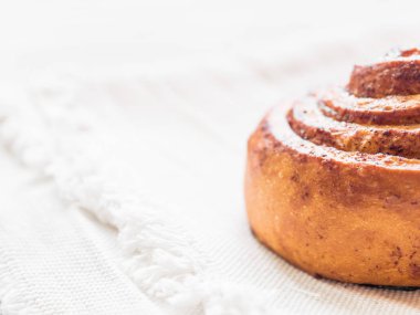 Şekerleme pişirme. Beyaz arka plan tarçın ile Tatlı taze yumuşak rulo topuz. Cinnabon yakın çekim
