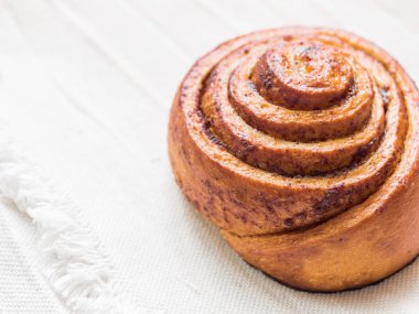 Şekerleme pişirme. Beyaz arka plan tarçın ile Tatlı taze yumuşak rulo topuz. Cinnabon yakın çekim