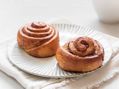 Şekerleme pişirme. Beyaz arka plan tarçın ile Tatlı taze yumuşak rulo topuz. Cinnabon yakın çekim