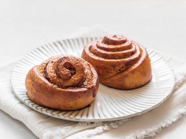 Şekerleme pişirme. Beyaz arka plan tarçın ile Tatlı taze yumuşak rulo topuz. Cinnabon yakın çekim