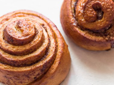 Şekerleme pişirme. Beyaz arka plan tarçın ile Tatlı taze yumuşak rulo topuz. Cinnabon yakın çekim