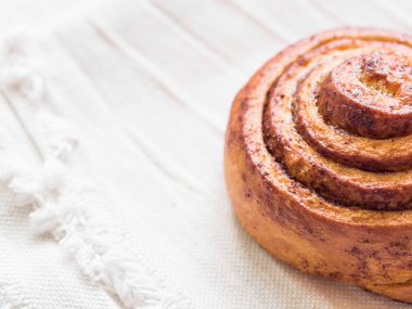 Şekerleme pişirme. Beyaz arka plan tarçın ile Tatlı taze yumuşak rulo topuz. Cinnabon yakın çekim