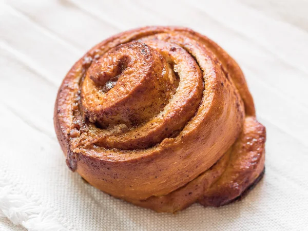 Cozimento de confeitaria. Bun doce rolo macio fresco com canela no fundo branco. Cinnabon close-up — Fotografia de Stock