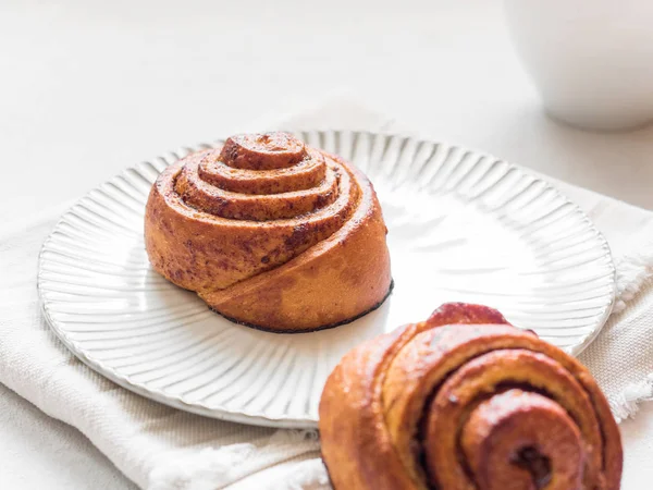 Cozimento de confeitaria. Bun doce rolo macio fresco com canela no fundo branco. Cinnabon close-up — Fotografia de Stock