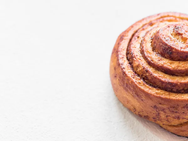 Zoetwaren bakken. Zoete verse zachte broodje met kaneel op witte achtergrond. Cinnabon close-up — Stockfoto