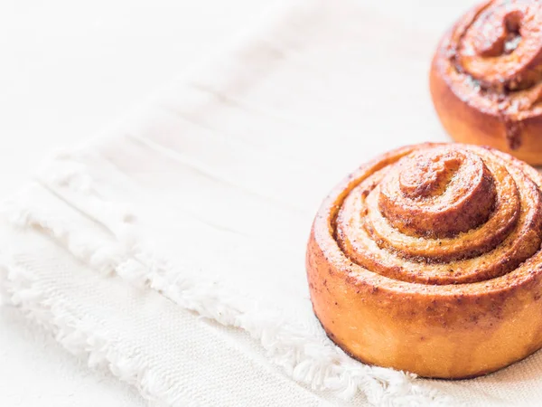 Confectionery baking. Sweet fresh soft roll bun with cinnamon on white background. Cinnabon closeup — Stock Photo, Image