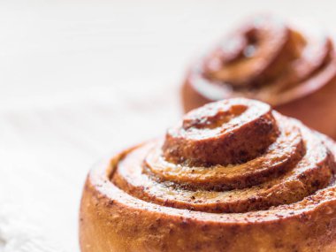 Şekerleme pişirme. Beyaz arka plan tarçın ile Tatlı taze yumuşak rulo topuz. Cinnabon yakın çekim