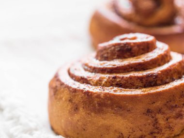 Şekerleme pişirme. Beyaz arka plan tarçın ile Tatlı taze yumuşak rulo topuz. Cinnabon yakın çekim