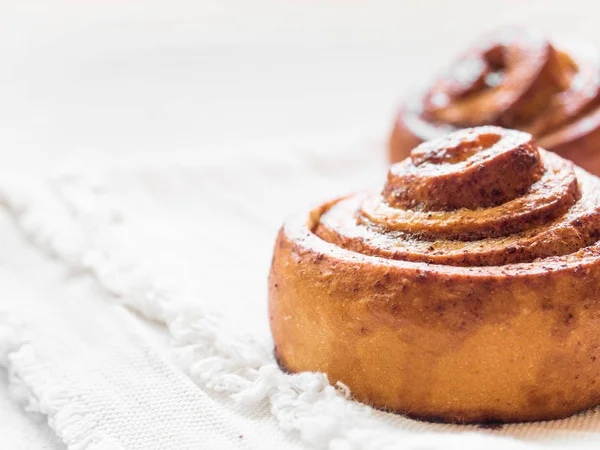 Cozimento de confeitaria. Bun doce rolo macio fresco com canela no fundo branco. Cinnabon close-up — Fotografia de Stock