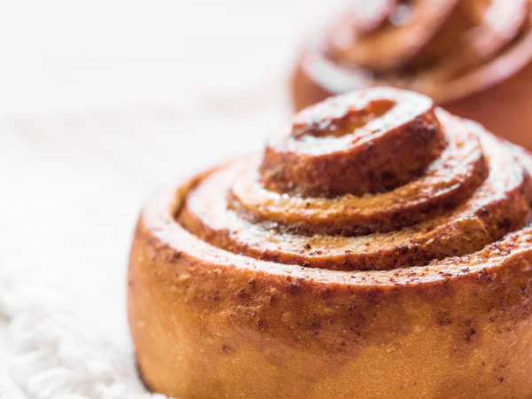 Cozimento de confeitaria. Bun doce rolo macio fresco com canela no fundo branco. Cinnabon close-up — Fotografia de Stock