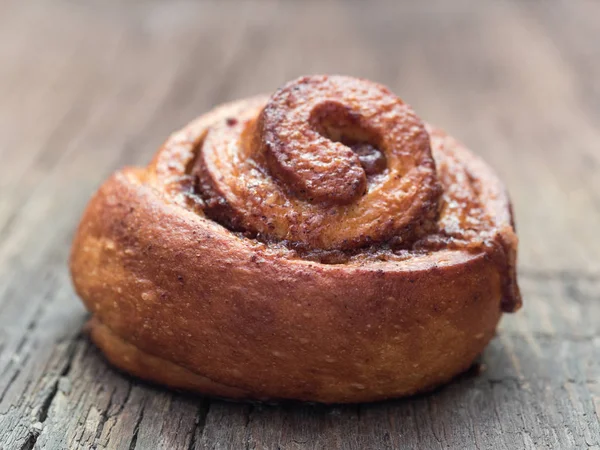Şekerleme pişirme. Ahşap arka plan tarçın ile Tatlı taze yumuşak rulo topuz. Cinnabon yakın çekim