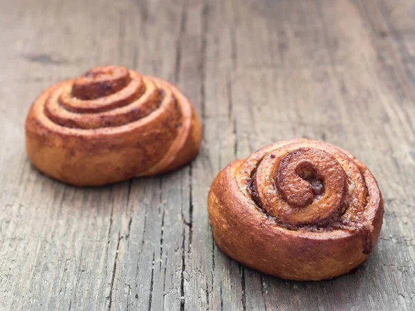 Şekerleme pişirme. Ahşap arka plan tarçın ile Tatlı taze yumuşak rulo topuz. Cinnabon yakın çekim