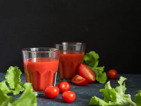 Egészséges táplálkozás. Hagyományos spanyol hideg gazpacho leves érett paradicsom vagy friss paradicsomlé a szemüveg sötét háttér — Stock Fotó