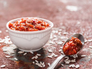 Gochujang mı? Yapışkan pirinç ve fermente soya fasulyesi ile Geleneksel Kore soya ezmesi, beyaz bir kapta yüksek konsantrasyonda kırmızı biber ile giyinmiş