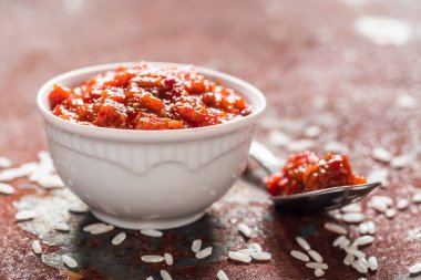 Gochujang mı? Yapışkan pirinç ve fermente soya fasulyesi ile Geleneksel Kore soya ezmesi, beyaz bir kapta yüksek konsantrasyonda kırmızı biber ile giyinmiş