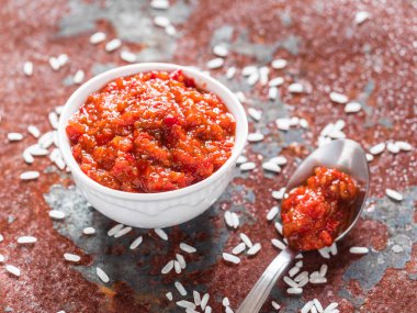 Gochujang mı? Yapışkan pirinç ve fermente soya fasulyesi ile Geleneksel Kore soya ezmesi, beyaz bir kapta yüksek konsantrasyonda kırmızı biber ile giyinmiş