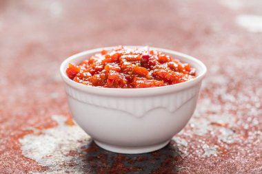 Gochujang mı? Yapışkan pirinç ve fermente soya fasulyesi ile Geleneksel Kore soya ezmesi, beyaz bir kapta yüksek konsantrasyonda kırmızı biber ile giyinmiş