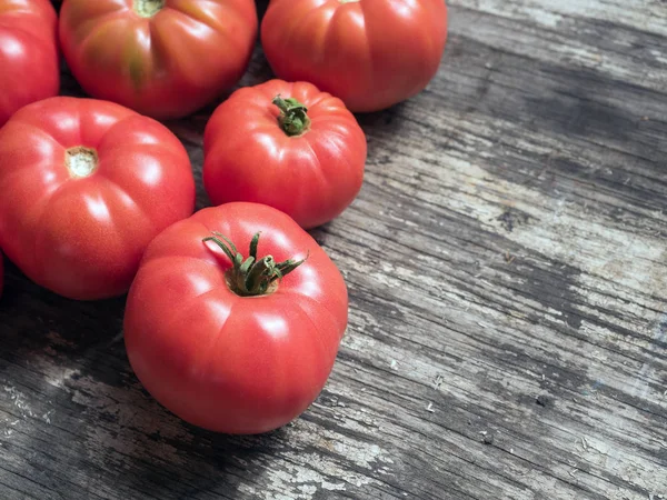 건강한 채소. 회색 나무 배경에 신선한 잘 익은 빨간 농장 추한 토마토를 닫습니다. 플랫 레이 — 스톡 사진