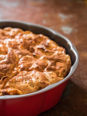 Yakın plan ev yapımı tarçınlı elmalı turta. Faydalı bir tatlı. - Charlotte. Sağlıklı yemek.