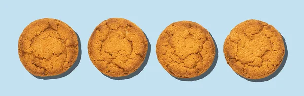Isolerade friska havregryn cookies på en blå bakgrund med klippning väg. Ovanifrån Royaltyfria Stockbilder
