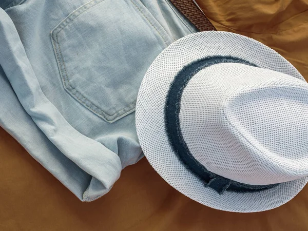 Flache Laien-Mode Frauen Sommer-Bademode-Accessoires: Shorts und Hut auf beigem Reisehintergrund. Ansicht von oben — Stockfoto