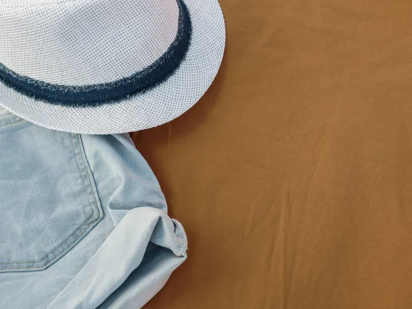 Flache Laien-Mode Frauen Sommer-Bademode-Accessoires: Shorts und Hut auf beigem Reisehintergrund. Ansicht von oben. Kopierraum — Stockfoto