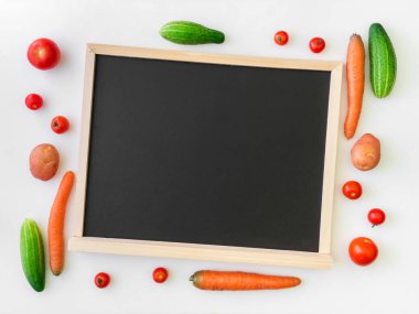 Beyaz arka planda taze çiftlik vejetaryeni ve vejetaryen sebzeler. Sağlıklı gıda süpermarket afişi. Sıfır atık. Çerçeve düzleşmesi. Üst görünüm.