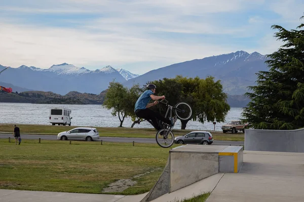 CHLAPEC DOING TRICKS ON SKATEPARK WITH A BIKE — Stock fotografie