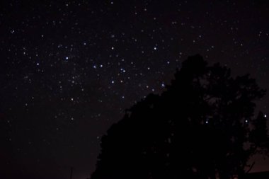 GECESİ SANESİ, YILDIZ VE YILDIZ VE MÜZİRLERİ