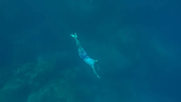 Panoramic scene under water and blue background — Stock Photo, Image