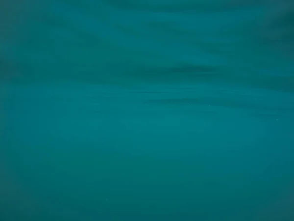 Suyun altında panoramik sahne ve mavi arkaplan — Stok fotoğraf