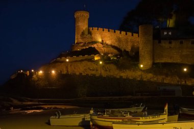 2018 'de Girona sahilindeki ortaçağ şatosunun gece sahnesi.