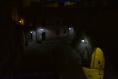 2018 'de Girona sahilindeki ortaçağ şatosunun gece sahnesi.