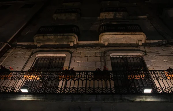 Architettura da un edificio, balcone in una scena notturna, barcellona, 2018 — Foto Stock