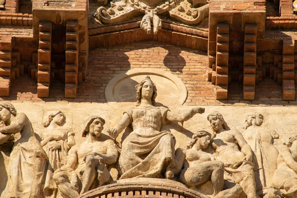 Historische sculptuur en architectuur uit Barcelona, Spanje 2019 — Stockfoto