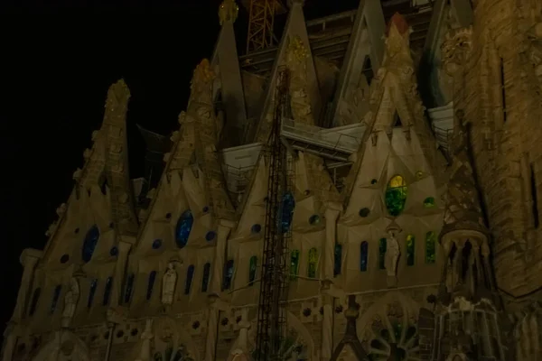 Arquitetura da igreja Sagrada Família em uma cena nigt de Barcelona, Espanha 2018 — Fotografia de Stock