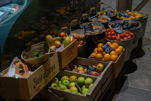 Boxes of fruit in a night scene street from Barcelona, 2019 — Stock Photo, Image