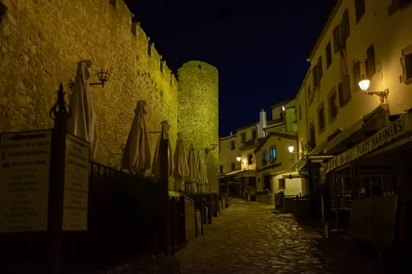 Scena notturna del castello medievale sulla spiaggia di girona, 2018 — Foto Stock