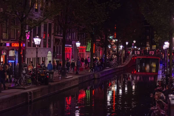 Сцена в красной зоне на улице с фотографией из Амстердама, Голландия, 2019 г. — стоковое фото