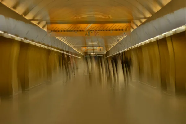 Abstraktní fotogtraphy lidé chůze od stanice metra, Amsterdam 2019 — Stock fotografie