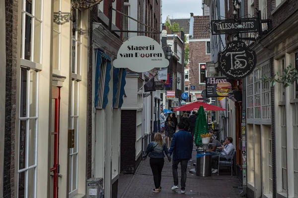 Уличная графика и архитектура Амстердама, Голландия, 2019 год — стоковое фото